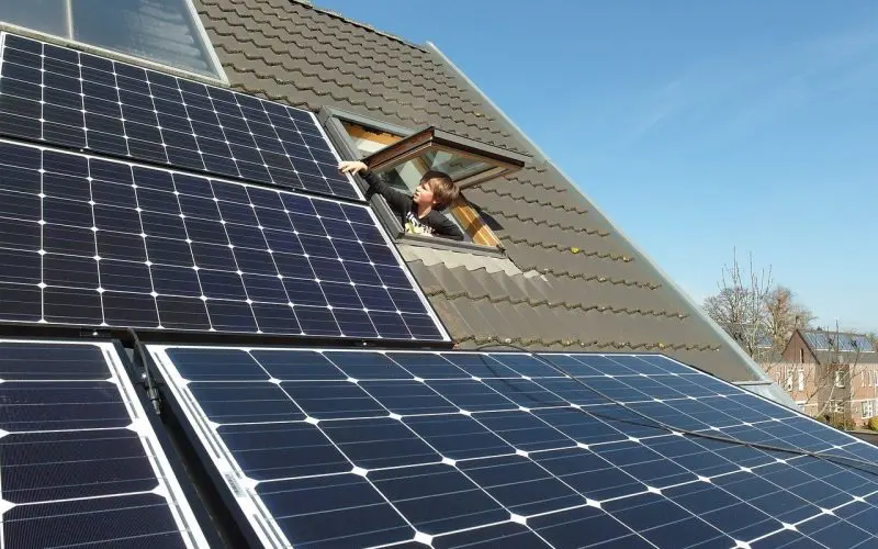 La technologie de toit solaire de Tesla pour sa toiture