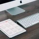 espace de travail apple avec calendrier 2018 sur tablette et clavier sans fil