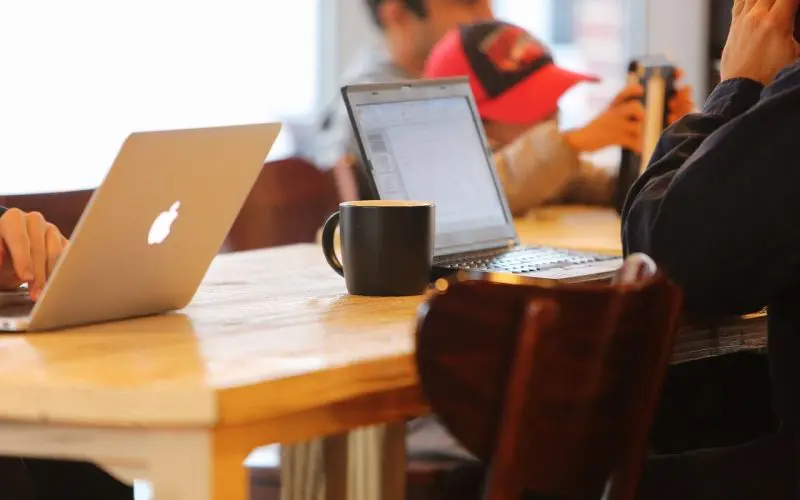 Erreurs courantes à éviter lors de la gestion d’une entreprise en ligne