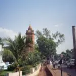 vue de la cathédrale de Bamako avec palmiers et rue animée du Mali