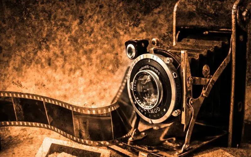 appareil photo vintage avec pellicule, symbolisant l'histoire du cinéma