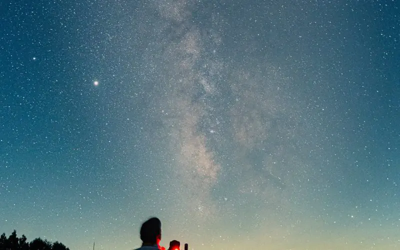 Naviguer à travers les étoiles : un guide sur le choix du télescope idéal pour les passionnés d’astronomie