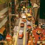 scène de rue lego miniature avec véhicules et figurines en ville