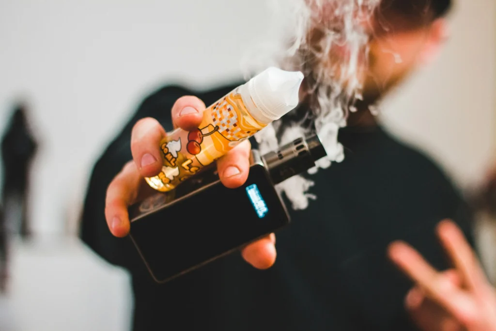 Cigarette électronique : le paquet neutre, une nouvelle étape qui interroge