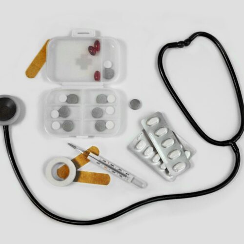 Objets connectés santé en vacances : guide sécurisé 2026